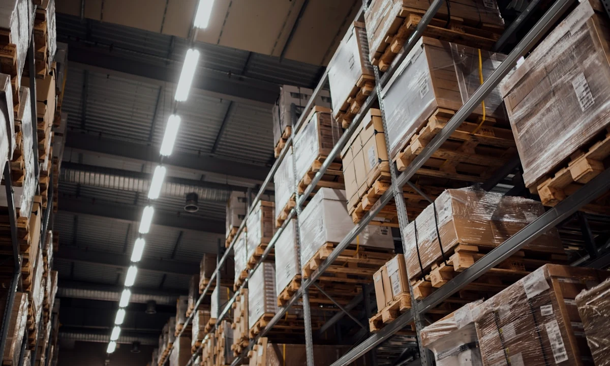 Magazyn wysokiego składowania i zapasy w modelu Amazon FBA